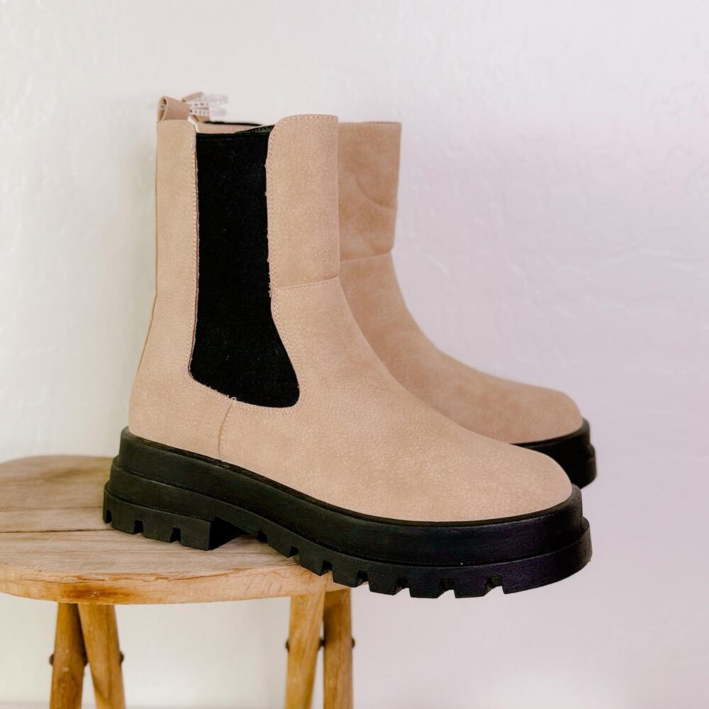 Dirty Laundry Beige Lug Sole Chelsea Boots Elastic Side Zip Platform Sz 8.5 NWOT